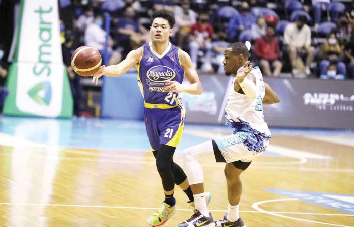 sports-magnolia Magnolia Pambansang Manok Hotshots’ Adrian Wong carries the ball while being defended by Phoenix Super LPG Fuel Masters’ Dominique Sutton. PBA MEDIA BUREAU