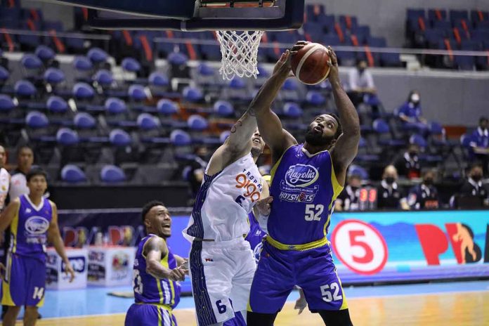 sports-magnolia-pic Magnolia Pambansang Manok Hotshots’ Michael Harris beats TNT Tropang Giga’s Aaron Fuller for a rebound. PBA MEDIA BUREAU
