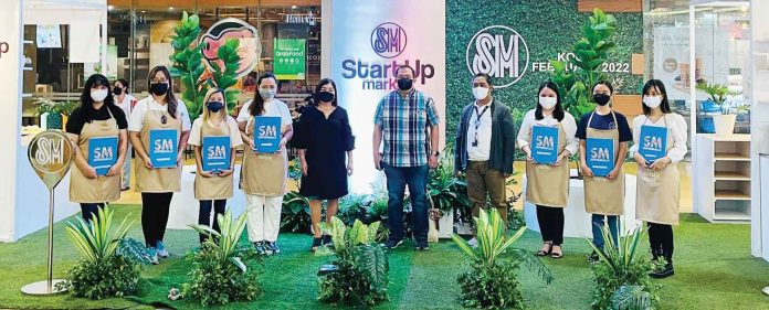 Start-Up-2 Seven homegrown entrepreneurs featured at SM City Iloilo StartUp Market with Ruby Melliza, OIC-Division Chief of the Business Development Division of the Department of Trade and Industry 6, Fulbert Woo, president of the Philippine Chamber of Commerce and Industry Iloilo, and Engr. Gilbert Domingo, SM City Iloilo Mall Manager.