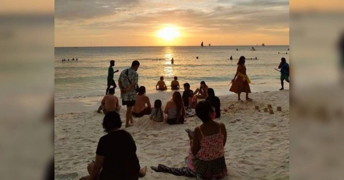 In February, 434 foreign tourists entered Boracay Island, while 445 foreign travelers stayed on the island from March 1 to 9.