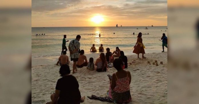 aklan-boracay In February, 434 foreign tourists entered Boracay Island, while 445 foreign travelers stayed on the island from March 1 to 9.