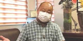 “Hindi naman talaga natin tinanggal ‘yong mga posters sa mga private spaces. So, technically ‘yung Operation Baklas is not really that aggressive na talagang papasok tayo sa mga bahay-bahay para kunin 'yong campaign materials,” says Atty. Wilfred Jay Balisado, director of the Commission on Elections in Western Visayas. IME SORNITO PHOTO