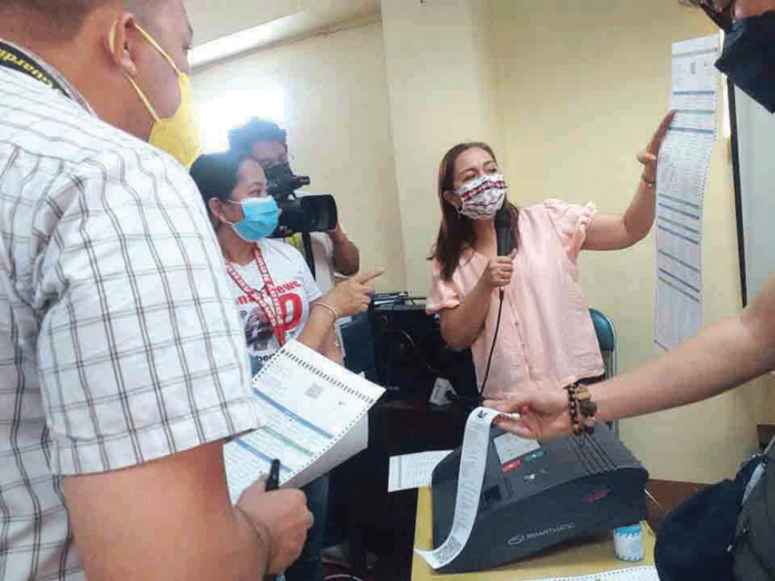 front-ballot-pic-(1) Iloilo Election Officer III Alice Bernadette Naranjo briefs journalists about the ballot to be used in the May 9, 2022 elections and about how a vote counting machine works. PHOTO BY GLENDA TAYONA