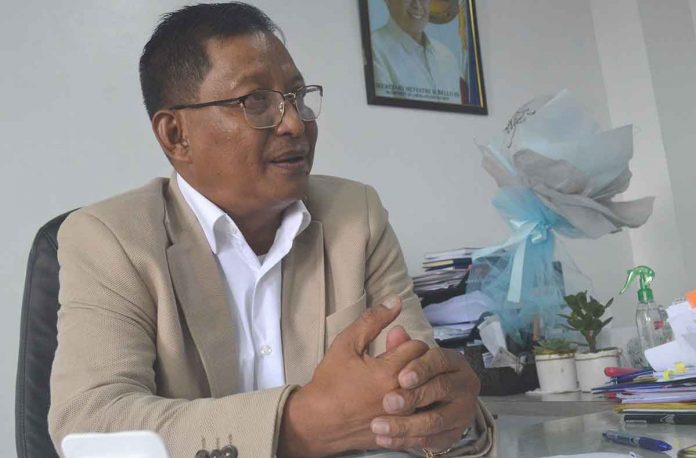 front-banner-pic There will be public consultations with employers and workers on the petition for an increase in the daily minimum wage, says Director Sixto Rodriguez Jr. of the Department of Labor and Employment in Western Visayas. PN PHOTO