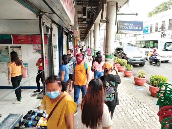 This is Iloilo City’s downtown area under Alert Level 1 that the Department of Health describes as the “new normal”. All establishments, persons or activities are permitted to operate or work at full onsite capacity provided that health standards are observed. PN PHOTO