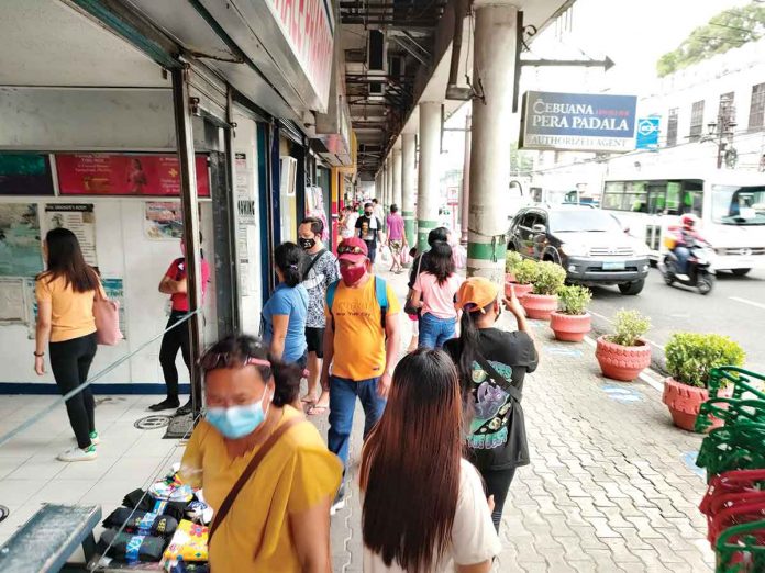 front-glenda-omicron This is Iloilo City’s downtown area under Alert Level 1 that the Department of Health describes as the “new normal”. All establishments, persons or activities are permitted to operate or work at full onsite capacity provided that health standards are observed. PN PHOTO