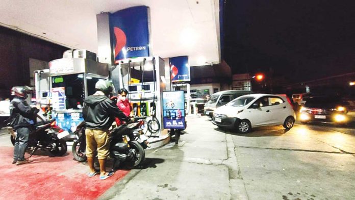 Motorists are rushing to gasoline stations for a full tank the day before oil price hike. PN PHOTO