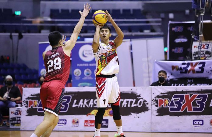 Negrense Jeffrey Manday of San Miguel Beermen scores over the defense of Barangay Ginebra San Miguel Kings’ Dennice Villamor. PBA PHOTO
