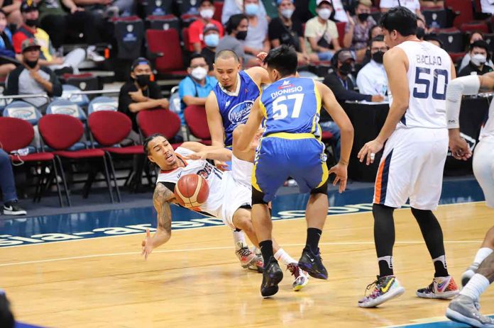 sports-meralco-pic Meralco Bolts’ Chris Newsome loses the ball as he crashes on the floor, hounded by the defense of Magnolia Pambansang Manok Hotshots’ Paul Lee and Aristotle Dionisio. PBA MEDIA BUREAU
