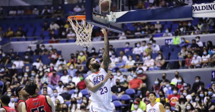 sports-nlex NLEX Road Warriors import Cameron Clark easily scores inside as Alaska Aces defenders look on. PBA MEDIA BUREAU