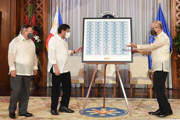 Photo_Polymer-Presentation-to-PRRD-1 MB Chairman and Bangko Sentral ng Pilipinas Governor Benjamin E. Diokno and Finance Secretary Carlos Dominguez III presented to President Rodrigo R. Duterte 50 pieces of uncut 1,000-peso polymer banknotes in a ceremonial program in Malacañang on Wednesday, April 6, 2022. Photo courtesy of Banko Sentral ng Pilipinas