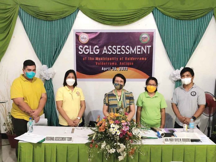 Valderrama-pic Valderrama, Antique Mayor Mary Joyce Monterona Roquero with the Regional Assessment Team (RAT) of the Department of Interior and Local Government (DILG) in Region 6 for the 2022 Seal of Good Local Governance (SGLG) assessment. LGU Valderrama FB Page