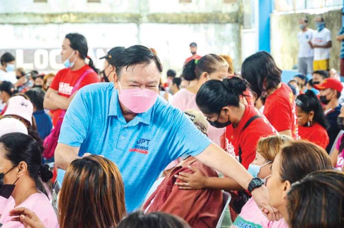 banner-pic-without-watermark Iloilo City’s Mayor Jerry Treñas exchanges pleasantries with people during a barangay visit. “We take care of everyone even in the midst of the coronavirus pandemic. People are seeing what we have done and what we continue to do,” he says.