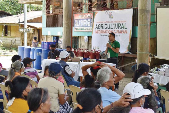 biz-leon Farmers from Leon, Iloilo’s barangays of Bobon, Bulwang and Camandag participates in an agricultural information caravan in Barangay Camandag, Leon’s multipurpose gym. DA-6 PHOTO