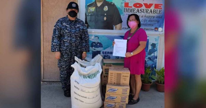 female-inmates The Iloilo City Hall Press Corps president Runelyn Jamolo turns over good packs and sacks of rice to an officer of the Bureau of Jail Management and Penology (BJMP) – Female Dormitory.