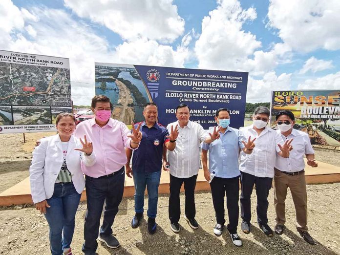 (From left) Cong. Julienne “Jam-jam” Baronda of Iloilo City, Sen. Franklin Drilon, former senator JV Ejercito, Mayor Jerry Treñas of Iloilo City, Gov. Arthur Defensor Jr. of Iloilo province, Cong. Mike Gorriceta of Iloilo’s 2nd District and Vice Mayor Jeffrey Ganzon of Iloilo City flash the JV sign as a sign of support to Ejercito’s senatorial bid.