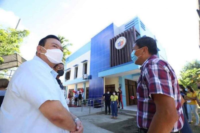 front-pic This is the Calumpang ICARE center in Barangay Calumpang, Molo, Iloilo City – the first satellite of the Iloilo City Action and Response (ICARE) command center, one of the priority projects of Mayor Jerry Treñas (left) to make the city more resilient to disasters. Since the start of its operation in November last year, it has been able to address hundreds of emergency cases such as trauma, vehicular accidents and urgent medical situations, says Treñas.