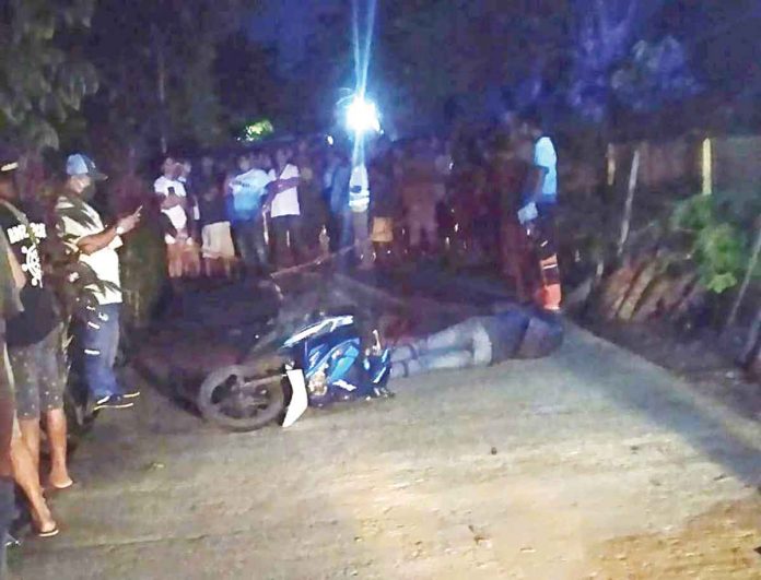 patnongon People gather around the body of slain security guard Ven Edward Gotico in Barangay Aureliana, Patnongon, Antique. He fell from his motorcycle after being shot. PHOTO BY CHARMMIE JOY DIAZON