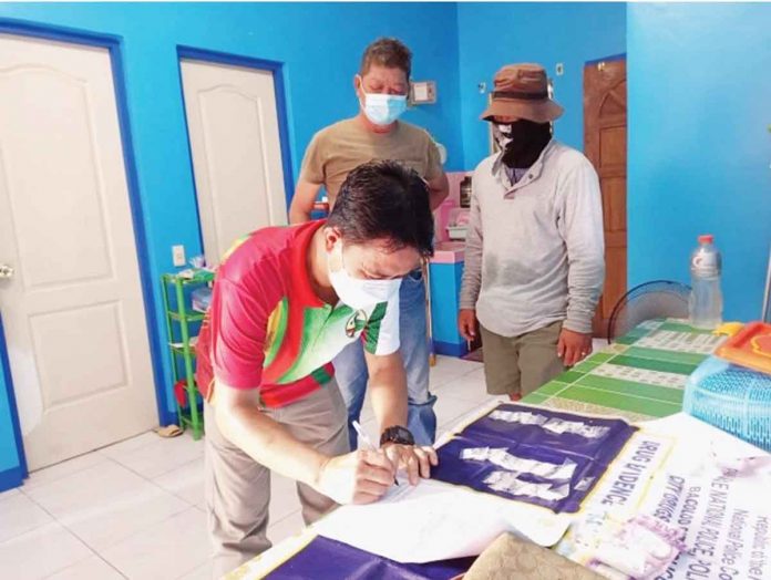 region-bacolod-bust2 Policemen conduct an inventory of the items seized from a buy-bust operation in Purok Candelaria, Barangay Sum-ag, Bacolod City. PRO-6 PHOTO