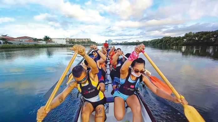 sports-iloilo-paddlers Members of the Iloilo Paddlers Club practice in the Iloilo River.