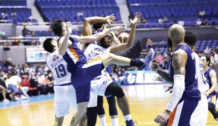 sports-meralco Meralco Bolts’ Clifford Hodge and Magnolia Pambansang Manok Hotshots’ Mike Harris get tangled in a rebound play. PBA MEDIA BUREAU
