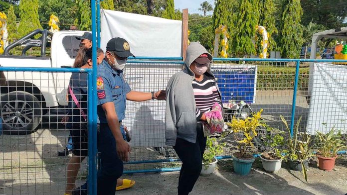 Claire-Diergos-helper Murder suspect Rudelyn Sumbong is being ushered by a policemen to the New Lucena, Iloilo police station. She is a suspect in the killing of her employer, businesswoman Claire Diergos in Pavia, IIoilo. GEOVANNI FAJARDO/PN