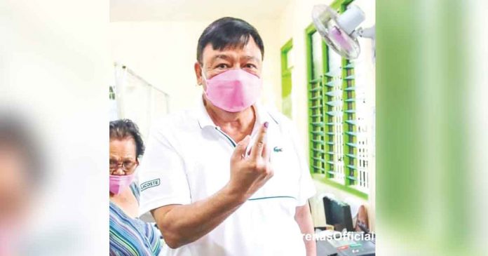 Mayor-Trenas Reelectionist Mayor Jerry Treñas of Iloilo City shows his ink-stained finger after casting his vote on Monday. PHOTO FROM FACEBOOK PAGE OF MAYOR JERRY TREÑAS