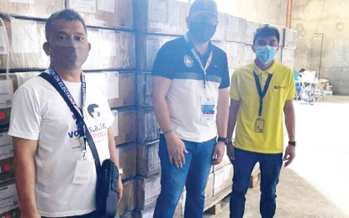 antique INSPECTION. Atty. Wil Arceño (center), Antique election supervisor, inspects vote counting machines in a warehouse in Aklan on May 2. PHOTO BY COMELEC-ANTIQUE