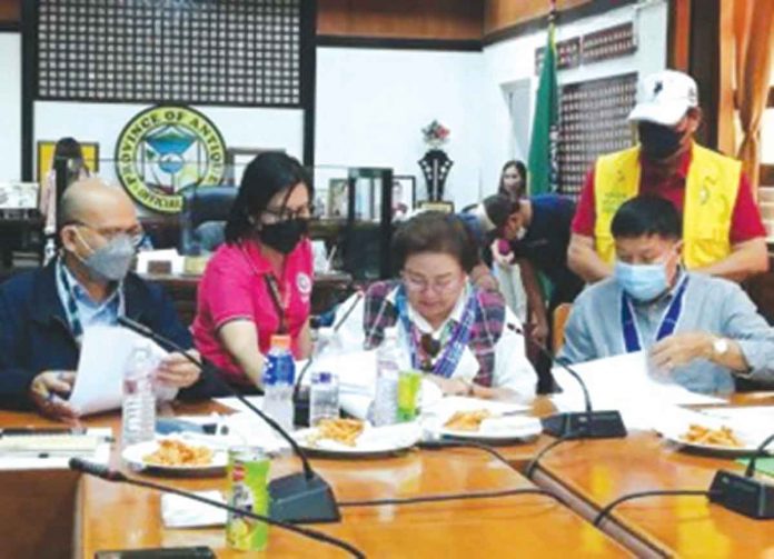 biz2 Mines and Geosciences Bureau Region 6 Director Raul Laput (left), Antique’s Gov. Rhodora Cadiao (center) and Department of Environment and Natural Resources regional executive director Livino Duran sign a memorandum of agreement for the establishment of a communal bamboo plantation in Barangay Alvañiz, Patnongon, Antique. PNA PHOTO BY ANNABEL PETINGLAY