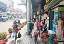 Biz leaders nix legislated wage hike BACK IN BUSINESS BUT NOT QUITE. Since Iloilo City relaxed its pandemic restrictions, businesses along its Calle Real or JM Basa Street in the metro’s old business district have again attracted shoppers. The volume of people, however, is not yet back to pre-pandemic levels. An unrealistic wage increase could derail the recovery of businesses, a group of businessmen warns. PN PHOTO