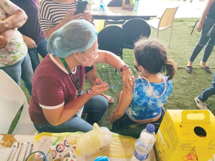 front-pic A girl gets her shot of the vaccine against coronavirus disease 2019 in Iloilo City. The Department of Health is again appealing to eligible people to avail themselves of free COVID-19 vaccination as additional protection from a highly transmissible subvariant of the virus causing the disease. PN PHOTO