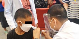 A healthcare worker of the Iloilo provincial government vaccines a boy against coronavirus disease 2019. Frontline healthcare workers are being urged to get second COVID-19 vaccine booster shots for better protection against the disease, and particularly against new variants and subvariants of the virus causing it. PN PHOTO