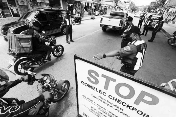 nation2 Policemen from Marikina City conduct a checkpoint near Tumana Bridge, April 4, 2022. Comelec checkpoints are set up to implement the poll body’s gun ban and enforce stricter security during the election period. INQUIRER FILE PHOTO / NINO JESUS ORBETA