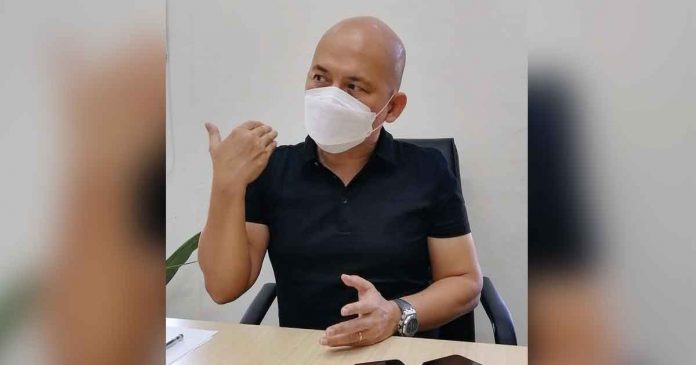 neg-occ-bird-flu Because Negros Occidental does not have the capability to test fowls for bird flu, local gamefowl breeders are forced to await the test results from Metro Manila, says Atty. Rayfrando Diaz, provincial administrator.
