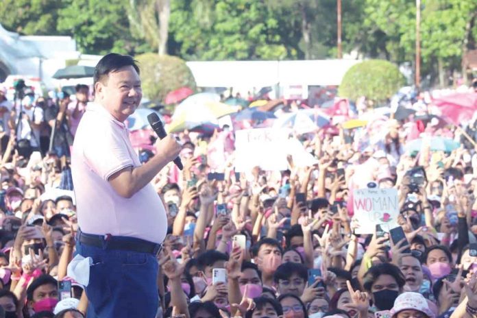 news-glenda-move Iloilo City’s Mayor Jerry Treñas addresses supporters of Vice President Leni Robredo during a rally. He cited their spirit of volunteerism. PHOTO FROM MAYOR JERRY TREÑAS’ FACEBOOK PAGE