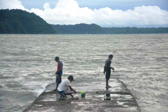 This is the Iloilo Strait as seen from Iloilo City’s Fort San Pedro. Across it is the island province of Guimaras. The city government is eyeing 200 hectares of reclaimed land in the Iloilo Strait from Fort San Pedro in the City Proper to the fishing port complex and Sto. Niño Norte, Arevalo district down south and up to Barangay Hinactacan, La Paz district up east. PN PHOTO