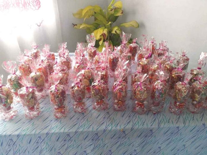 news-glenda-seniors-(1) Recyclable materials or garbage turned over by residents are transformed into decorative products in Barangay Calumpang, Molo, Iloilo City. PHOTO BY BARANGAY CALUMPANG COUNCIL