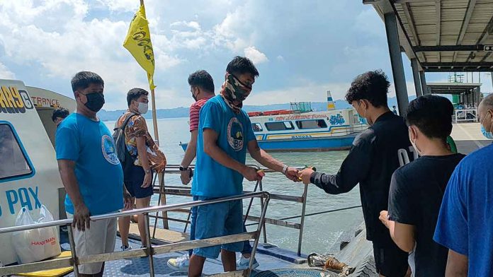 news-ime-vax-card Unvaccinated non-residents from outside Region 6 are prohibited to enter the province of Guimaras unless he/she could present a negative reverse transcription – polymerase chain reaction test result. PN PHOTO