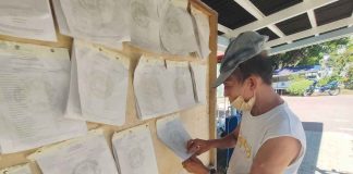 A registered voter in Iloilo City checks if his name is on the official list of voters. PN PHOTO