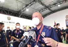 Cop nabbed in buy-bust flunks drug test, too "Ayaw n'yo magbago, babaguhin ko buhay niyo. Kung hindi niyo babaguhin, palitan ko birthday n'yo. Hindi ako nagbibiro," says Philippine National Police officer-in-charge Lieutenant General Vicente Danao Jr. GMA NEWS PHOTO