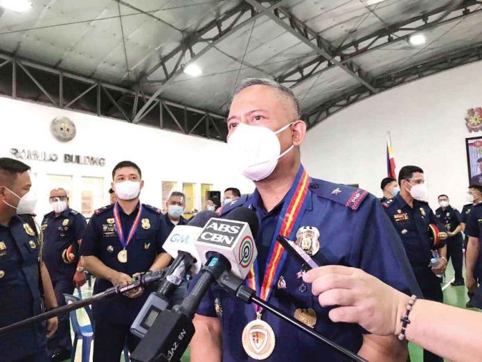 news-ruby-drug-test "Ayaw n'yo magbago, babaguhin ko buhay niyo. Kung hindi niyo babaguhin, palitan ko birthday n'yo. Hindi ako nagbibiro," says Philippine National Police officer-in-charge Lieutenant General Vicente Danao Jr. GMA NEWS PHOTO