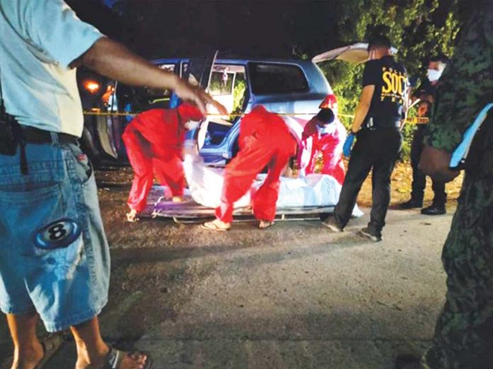 news-ruby-sorioso2 Scene of the Crime Operatives secure the body of businesswoman Claire Diergos found rotting in here sport utility vehicle in Barangay Inangayan, Santa Barbara, Iloilo on Oct. 26,2021. PN FILE PHOTO