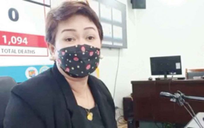 news-weekly Iloilo Provincial Health Office chief head Dr. Maria Socorro Quiñon pushes for weekly cleanup activities as cases of dengue in the province are increasing. PNA PHOTO