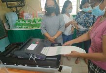 12K cops, 5K solders to keep WV polls peaceful VOTE TESTING. A voter tests feeding a ballot into this vote-counting machine (VCM) during the final testing and sealing of the machines in Iloilo City on Saturday, May 7, in preparation for the elections today, May 9, 2022. A total of 8,570 VCMs will be used in 8,570 clustered precincts across Region 6 today, according to the Commission on Elections. PN PHOTO