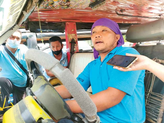 provl-drivers “Wala na kami choice. Ma-untat na lang kami biyahe. Ano ang pang-arkila namon kon wala sang masakay nga mga pasahero? Kon piliton namon biyahe basi indi kami makasapar sang amon arkila,” says Leganes jeepney driver Jay-r Binigay. PN PHOTO