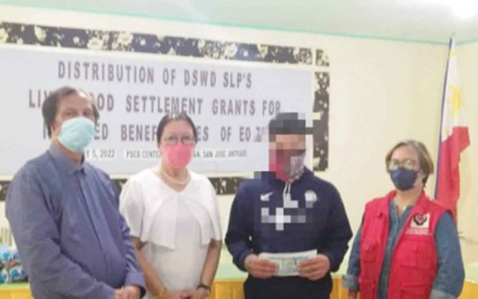 rebels A former rebel in Antique receives his livelihood settlement grant from Provincial Social Welfare and Development Officer Lazaro Petinglay and Peace and Order and Public Safety consultant Margie Gadian (1st and 2nd from left, respectively) and the Department of Social Welfare and Development Sustainable Livelihood Program Antique program coordinator Geralyn Flores (right). PNA PHOTO BY ANNABEL CONSUELO J. PETINGLAY