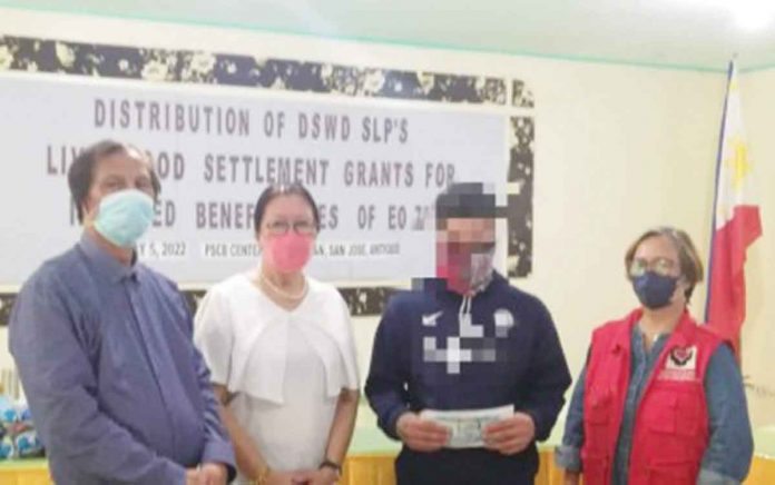 A former rebel in Antique receives his livelihood settlement grant from Provincial Social Welfare and Development Officer Lazaro Petinglay and Peace and Order and Public Safety consultant Margie Gadian (1st and 2nd from left, respectively) and the Department of Social Welfare and Development Sustainable Livelihood Program Antique program coordinator Geralyn Flores (right). PNA PHOTO BY ANNABEL CONSUELO J. PETINGLAY