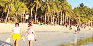 Tourists entering Boracay Island need to present vaccination certificates. There are no other quarantine requirements.