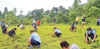 These policemen of Hamtic, Antique police station plant fruit-bearing trees at Bia-an Elementary School in Barangay Bia-an, Hamtic. Photo from Antique Police Provincial Office
