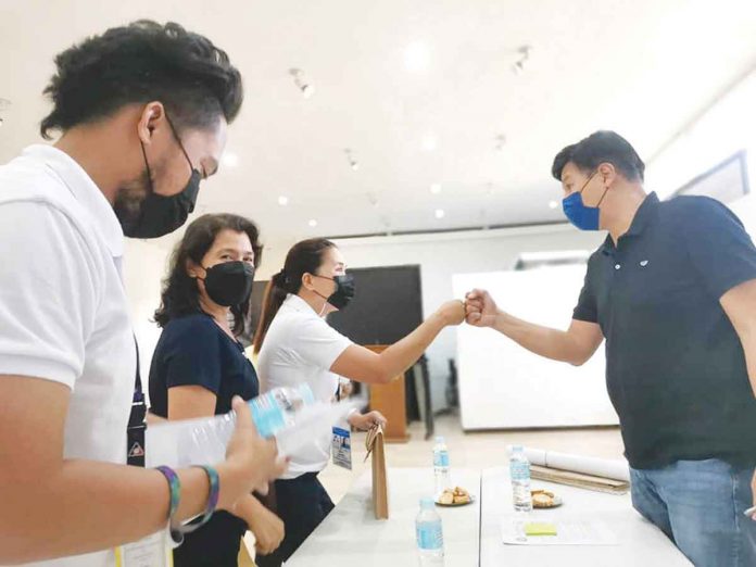 roxas-city-help-child-laborers Mayor Ronnie Dadivas meets with Department of Labor and Employment - Capiz personnel headed by officer-in-charge Amalia Judicpa for the Project Angel Tree. PHOTO FROM RONNIE DADIVAS FB